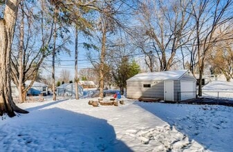 1713 Laurie Rd E in Maplewood, MN - Foto de edificio - Building Photo