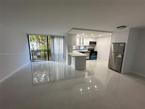 16919 N Bay Rd, Unit 215 in Sunny Isles Beach, FL - Building Photo - Building Photo