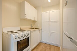 Gloria Gardens in North Bay, ON - Building Photo