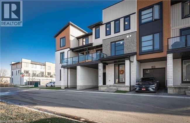 925 Manhattan Way in London, ON - Building Photo - Building Photo