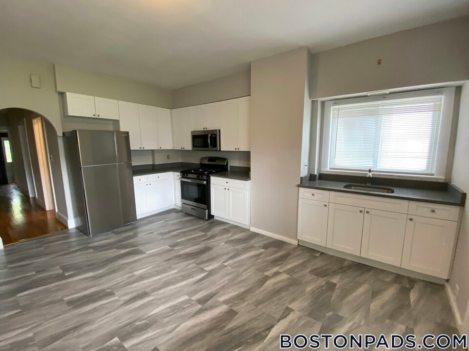 677 Bennington St in Boston, MA - Building Photo