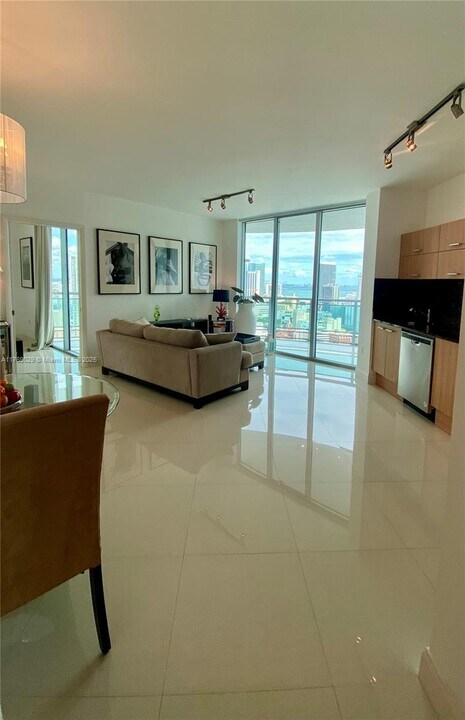 350 S Miami Ave in Miami, FL - Building Photo