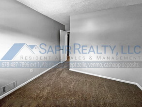 6354 Shannon Pkwy in Union City, GA - Building Photo - Building Photo