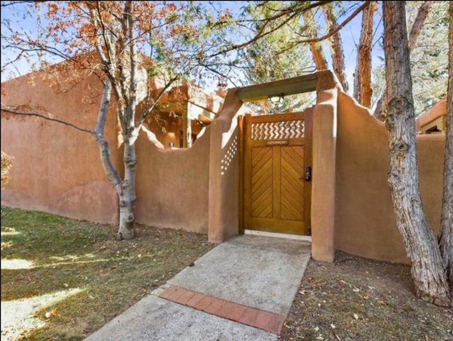 226 Kit Carson Rd in Taos, NM - Building Photo - Building Photo