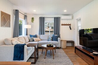 811 NE 63rd St in Seattle, WA - Building Photo - Building Photo