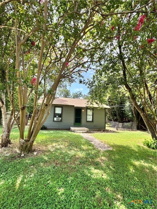 307 Orchard St in San Marcos, TX - Building Photo