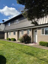 606 E Ninth St in Newberg, OR - Building Photo - Building Photo
