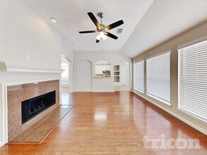 1041 Essex Dr in Cedar Hill, TX - Foto de edificio - Building Photo