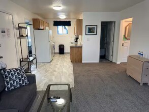 7447 Jewel Lake Rd in Anchorage, AK - Building Photo - Building Photo