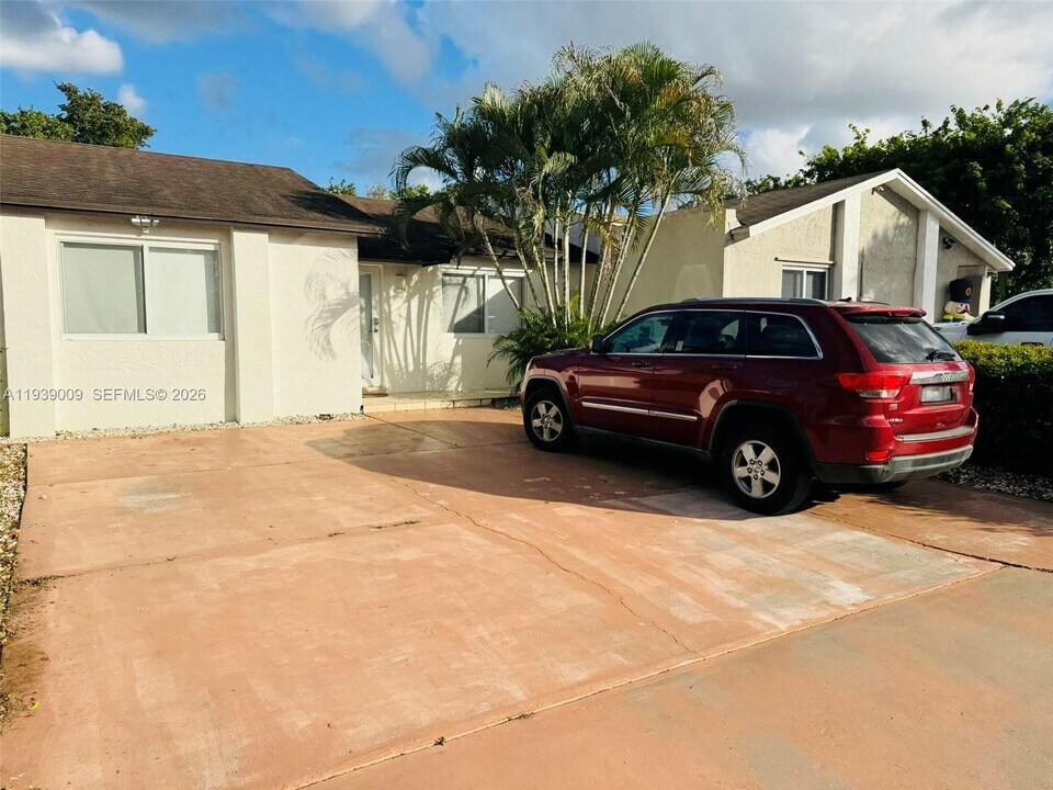 19721 NW 52nd Ct in Miami Gardens, FL - Building Photo