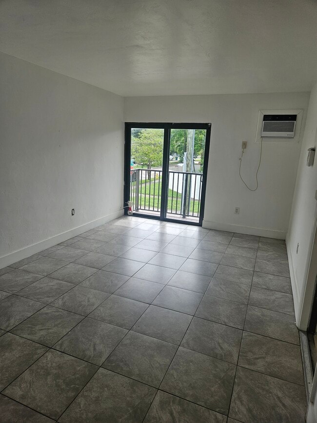 170 NW 59th St, Unit 3 in Miami, FL - Foto de edificio - Building Photo