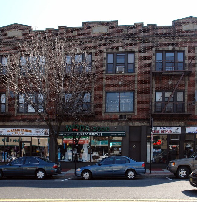 7504 Bergenline Ave in North Bergen, NJ - Foto de edificio - Building Photo