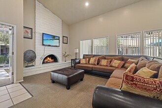 Camarillo Oaks in Camarillo, CA - Foto de edificio - Building Photo