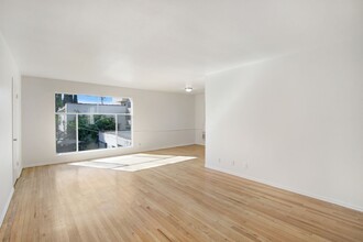 907 S. Holt Ave - near Olympic and La Cien in Los Angeles, CA - Foto de edificio - Building Photo