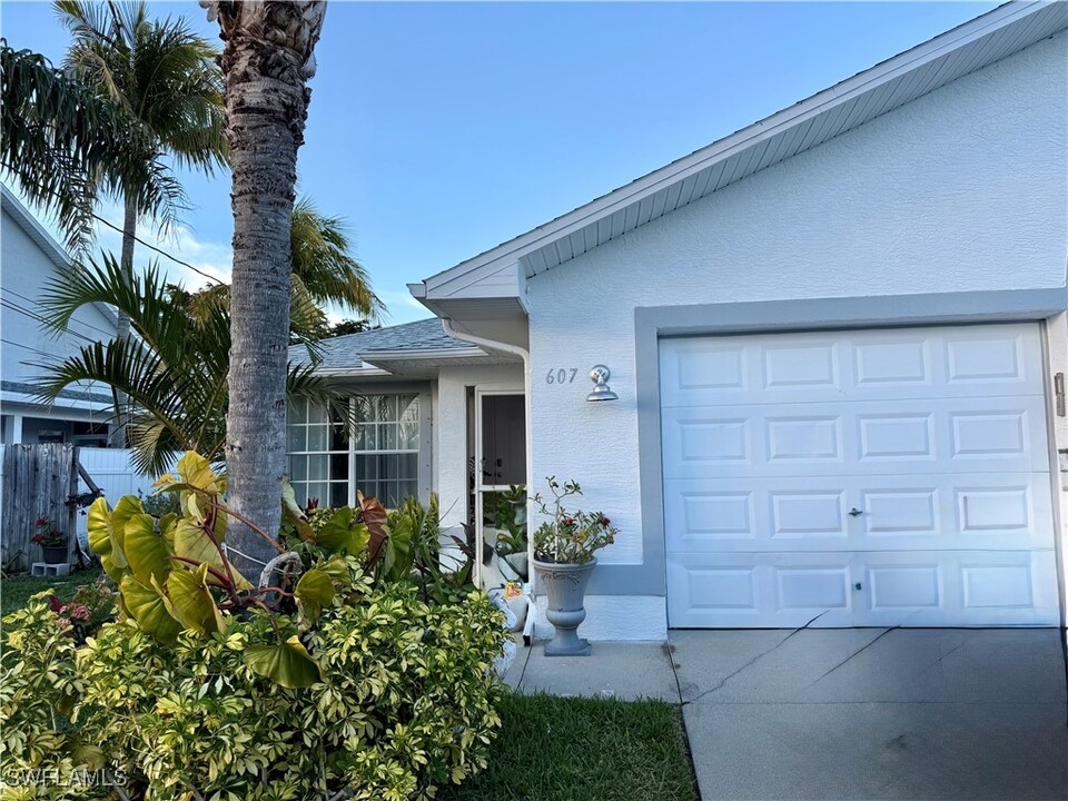 607 SE 13th St in Cape Coral, FL - Building Photo