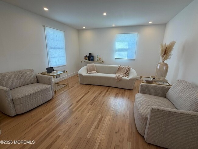 534 Apple Dr in Ocean Township, NJ - Foto de edificio - Building Photo