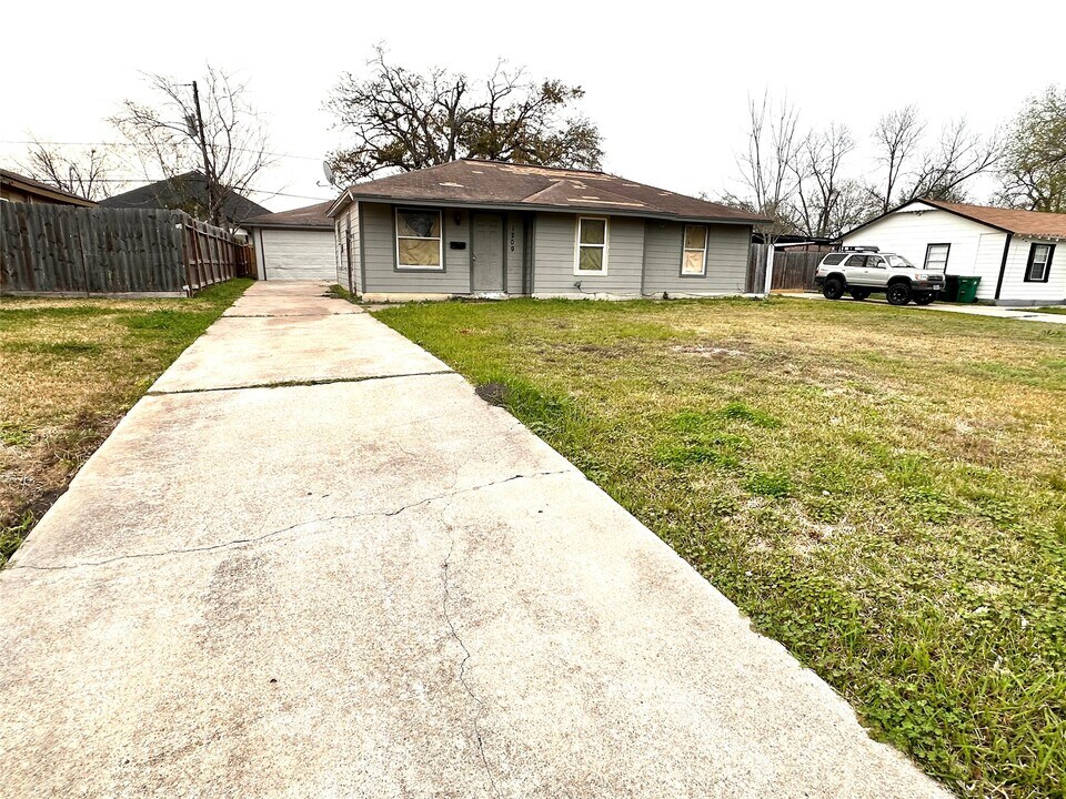 1209 Glenn Ave in Pasadena, TX - Building Photo
