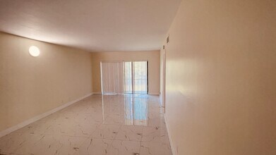 4875 Lake Arjaro Dr, Unit 4871 in West Palm Beach, FL - Building Photo - Building Photo