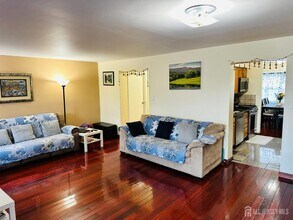 811 Maple Hill Dr in Woodbridge, NJ - Building Photo - Building Photo