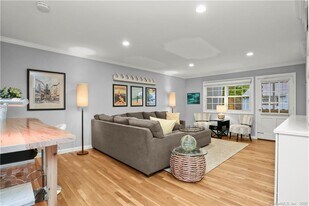 245 Unquowa Rd in Fairfield, CT - Building Photo