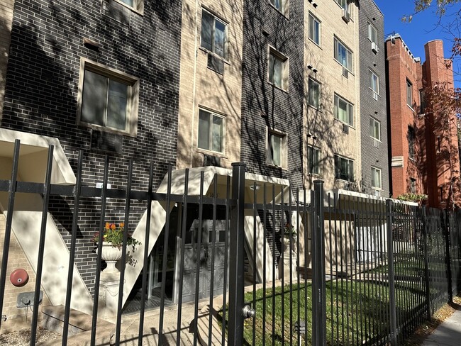 1060 W Hollywood Ave in Chicago, IL - Building Photo - Building Photo