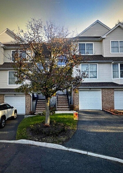 302 Grand Ridge Dr in Ridgefield, NJ - Foto de edificio