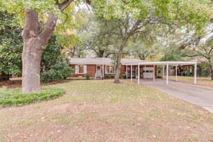 2515 Sherwood St in Denton, TX - Building Photo