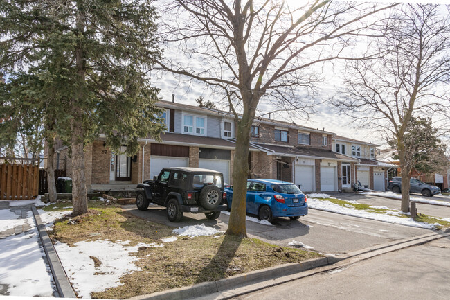 83 Valdor Dr in Toronto, ON - Building Photo - Primary Photo