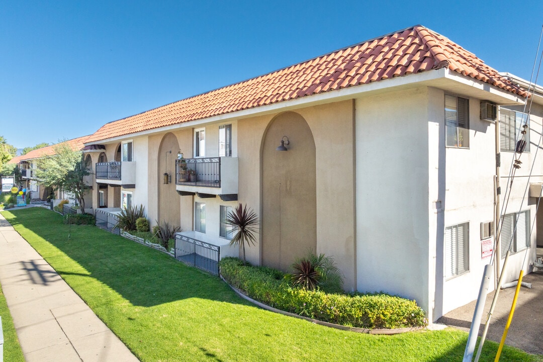 Carson Oakwood Apartments in Sherman Oaks, CA - Foto de edificio