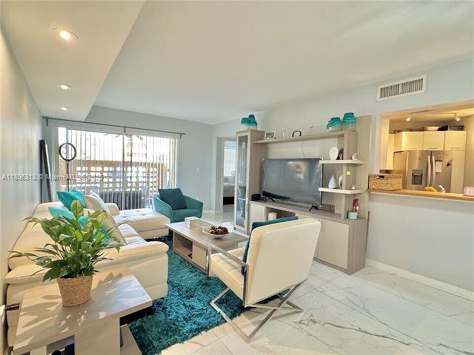 9701 Fontainebleau Blvd in Miami, FL - Building Photo
