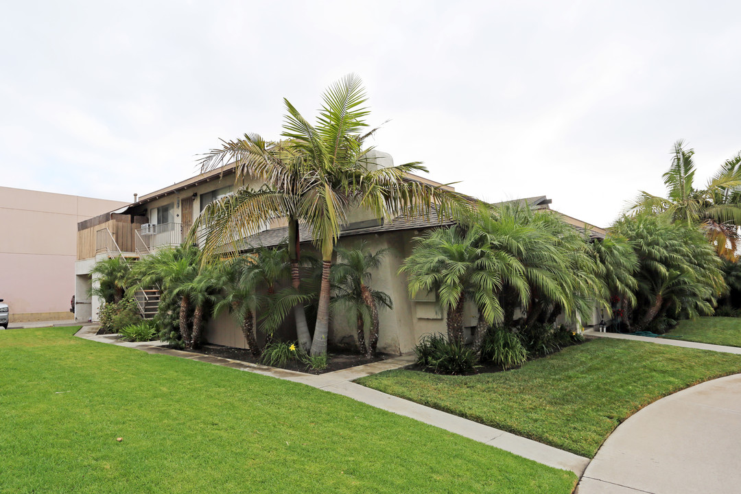 7251 La Mancha Cir in Huntington Beach, CA - Building Photo