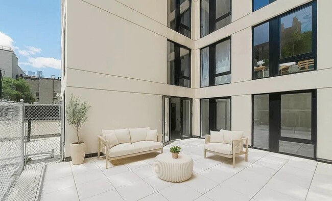 60 W 125th St