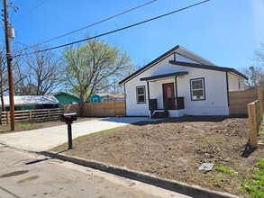 808 4th St in Lockhart, TX - Building Photo - Building Photo