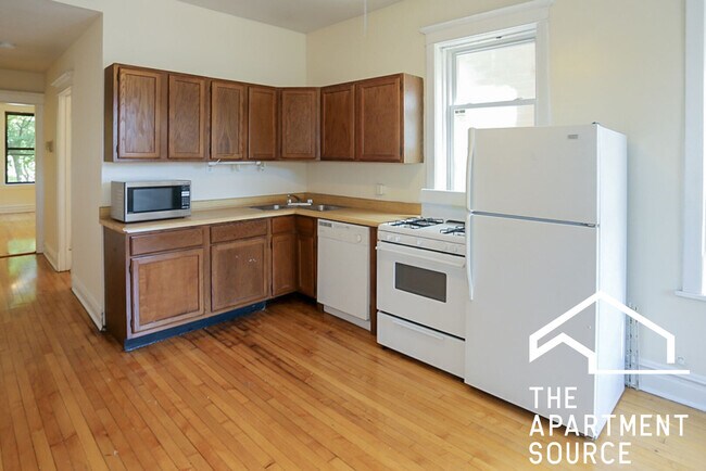 2327 N Southport Ave, Unit 2F in Chicago, IL - Building Photo - Building Photo