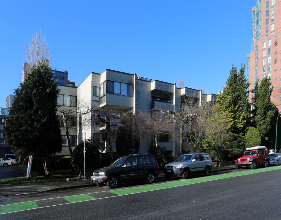 Garden Court in Vancouver, BC - Building Photo