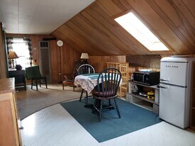 613 E College St, Unit 1 in Iowa City, IA - Building Photo