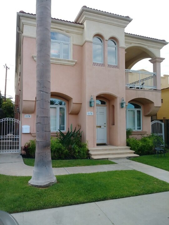 213 Argonne Ave in Long Beach, CA - Building Photo