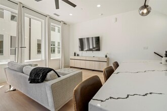 2019 California Dr in Dallas, TX - Foto de edificio - Building Photo