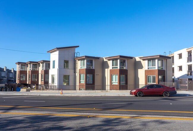Metamorphosis on Foothill in Sylmar, CA - Foto de edificio - Building Photo