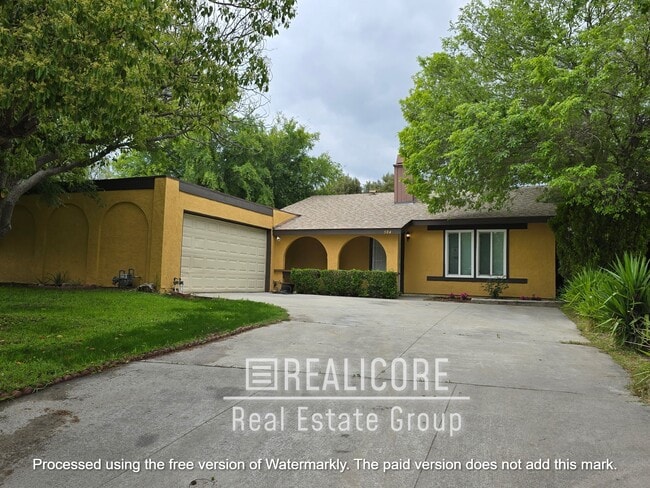 property at 584 N Chestnut Ave