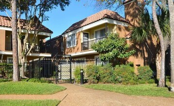 2900 Briarhurst Dr in Houston, TX - Building Photo - Building Photo