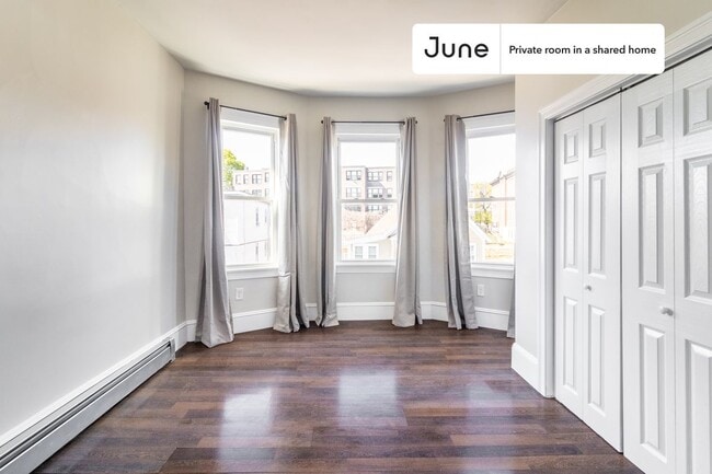Room in Shared 4 bed/1.5 bath home, Unit B in Boston, MA - Foto de edificio - Building Photo