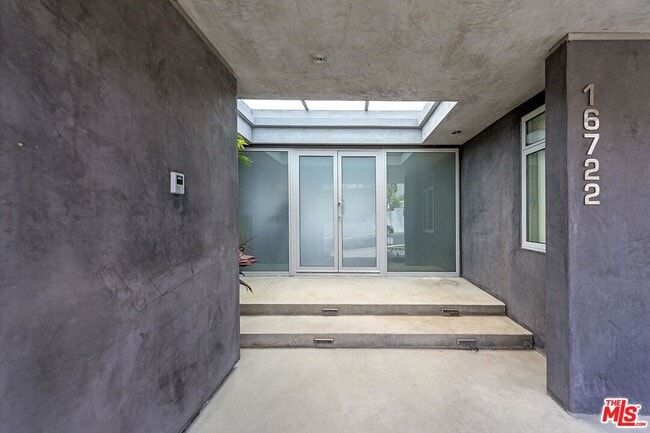 16722 Charmel Ln in Los Angeles, CA - Building Photo - Building Photo