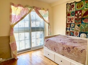 4138 66th St, Unit 1b in Woodside, NY - Foto de edificio - Building Photo
