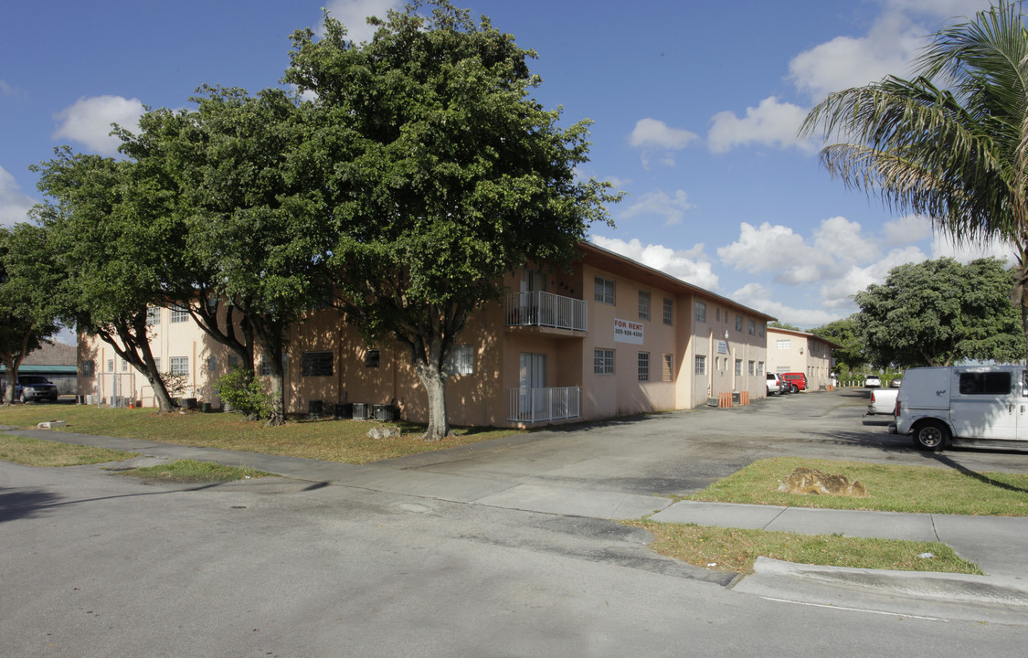 Casa Luna Apartments in Miami, FL - Building Photo