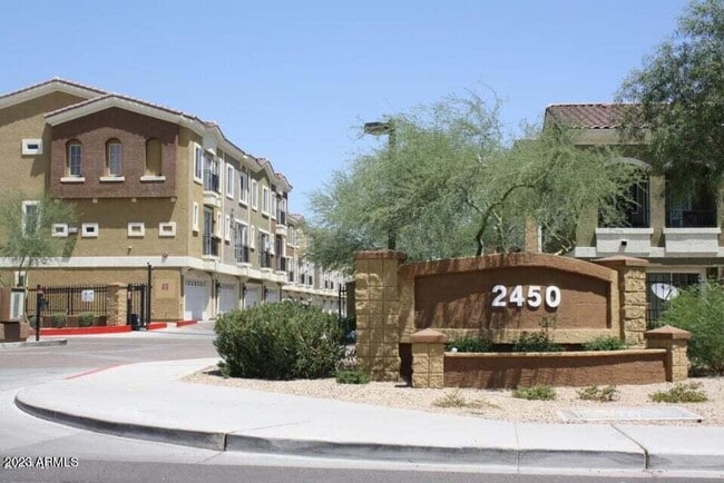 2450 W Glenrosa Ave