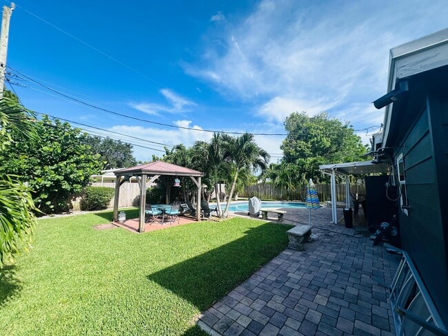1020 S 14th Ct in Lantana, FL - Foto de edificio - Building Photo