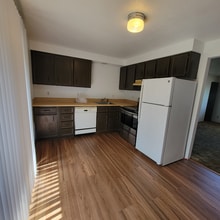 1043 Lookingglass Rd in Roseburg, OR - Building Photo - Building Photo