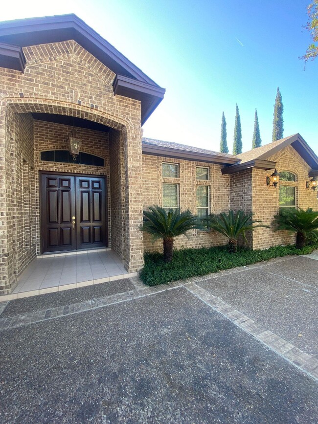 2413 Sutton Ct in Laredo, TX - Building Photo - Building Photo