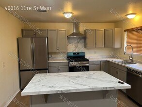 40016 11th St W in Palmdale, CA - Building Photo - Building Photo